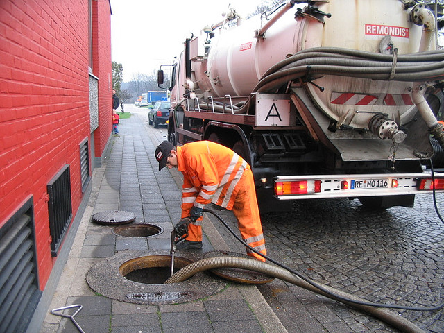 Cand sunt necesare serviciile de decolmatare canalizare?