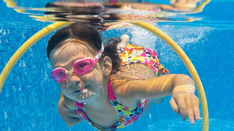 Cum ne distrăm la piscină