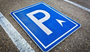 Pot să las mașina într-o parcare privată fără să fac rezervare?