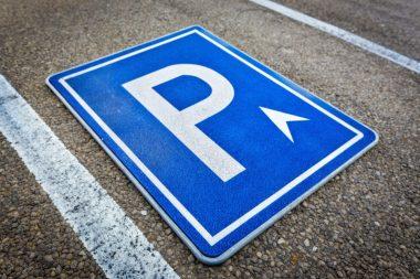 Pot să las mașina într-o parcare privată fără să fac rezervare?