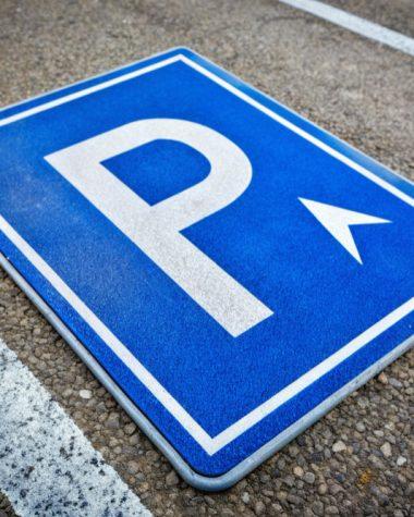 Pot să las mașina într-o parcare privată fără să fac rezervare?