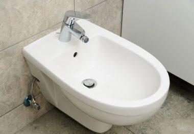 Cum alegi bateria de bideu potrivită pentru o casă cu copii mici