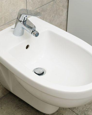 Cum alegi bateria de bideu potrivită pentru o casă cu copii mici