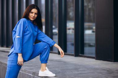 Cum porți treninguri fără să pari îmbrăcată exclusiv pentru sală